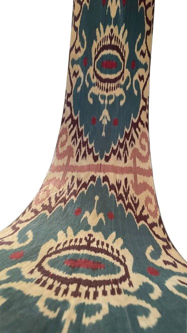 Grand textile ikat motif proéminent