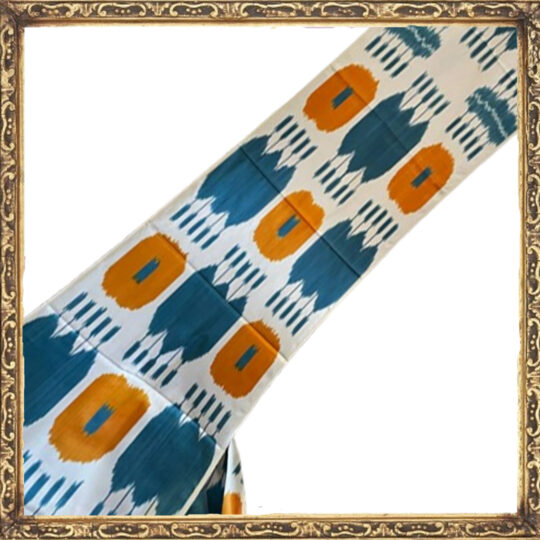 Tela ikat con motivos en bandas