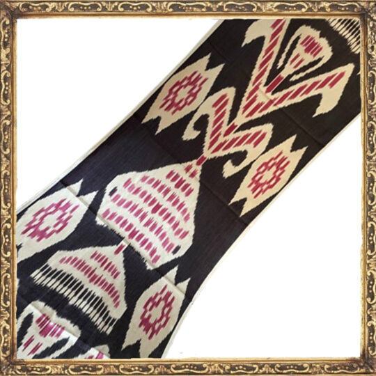 Tela ikat con motivos tradicionales