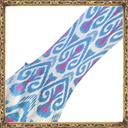 Tissu ikat bleu et rose